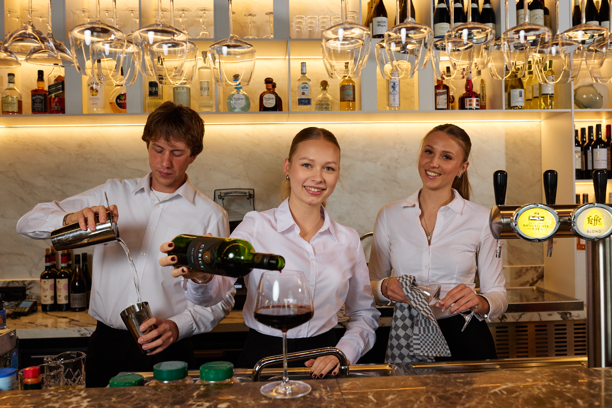 Horeca uitzendbureau Den Haag Werving & Selectie Horeca Bar personeel inhuren Hostess Inhuren